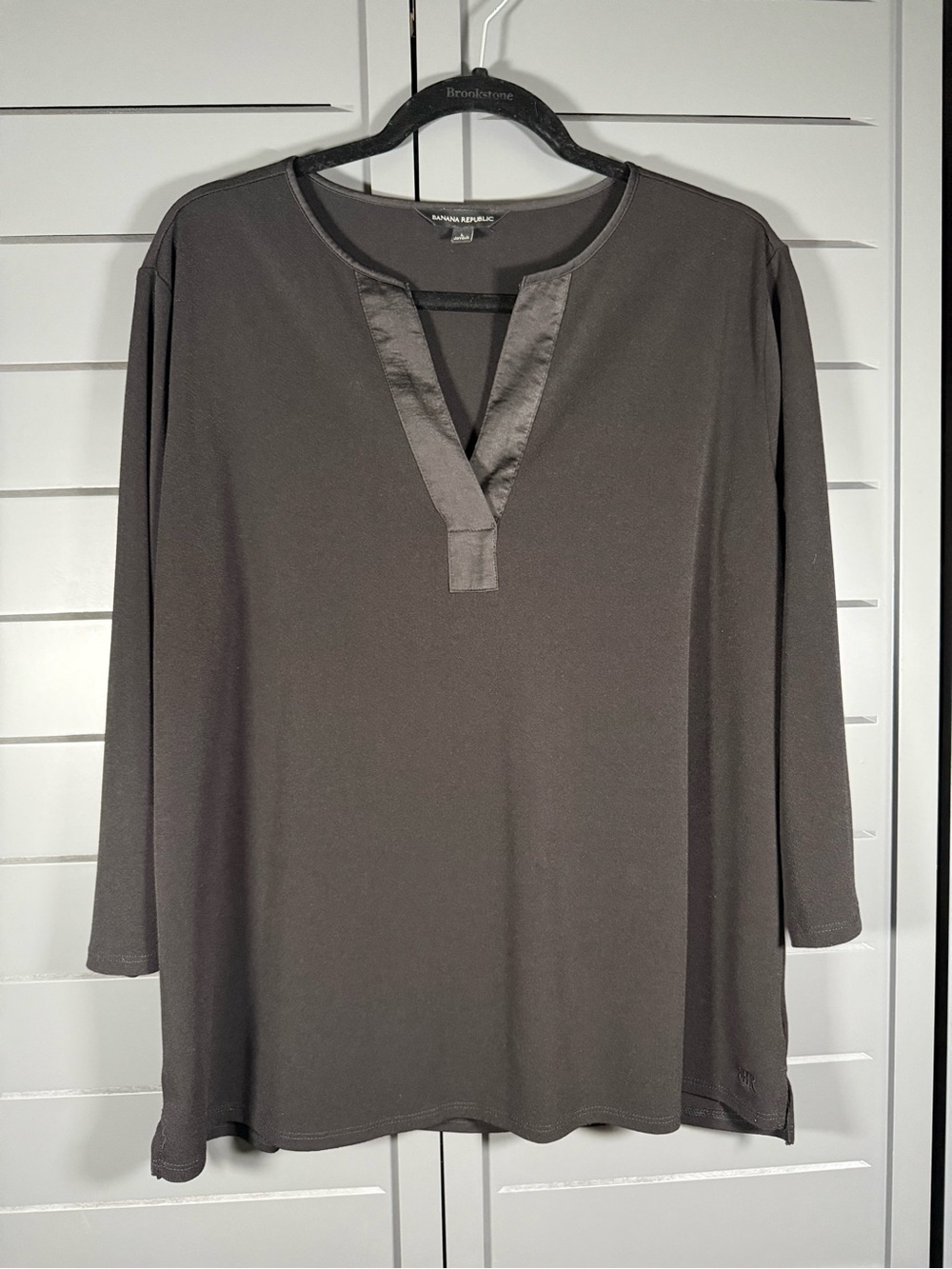 Banana Republic Black 3/4 Sleeve Satin-Trim V-Notch Top